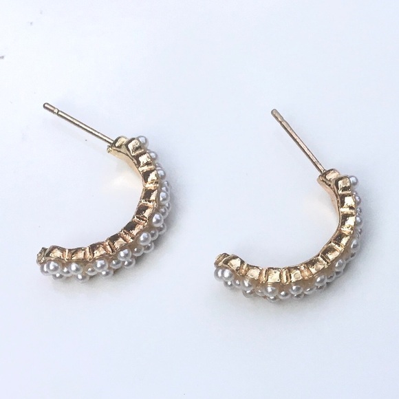 Small hoop with pearls earrings light weight classic elegant simple minimal - Picture 5 of 5